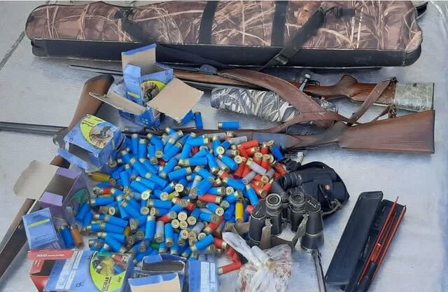 عکس تزئینی ست کشف سه قبضه سلاح از شکارچیان میامی