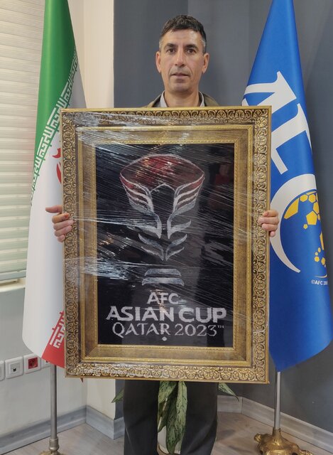 اهدای تابلو فرش لوگوی جام ملت‌های آسیا به فدراسیون فوتبال