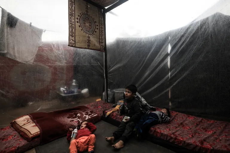 زبان حال آوارگان فلسطینی؛ «از حملات جان سالم به در ببریم، سرما ما را میکُشد»