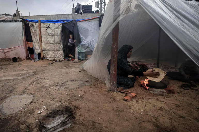 زبان حال آوارگان فلسطینی؛ «از حملات جان سالم به در ببریم، سرما ما را میکُشد»