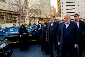 عباس علی‌آبادی وزیر صنعت، معدن و تجارت و علیرضا زاکانی شهردار تهران در مراسم رونمایی از تاکسی‌های برقی پایتخت