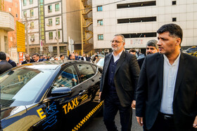 علیرضا زاکانی شهردار تهران در مراسم رونمایی از تاکسی‌های برقی پایتخت