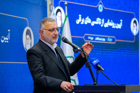علیرضا زاکانی شهردار تهران در مراسم رونمایی از تاکسی‌های برقی پایتخت