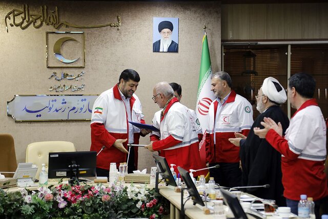 اهدای ۲۷ مغازه به ارزش ۷۰۰ میلیارد تومان به هلال احمر توسط خیر گیلانی