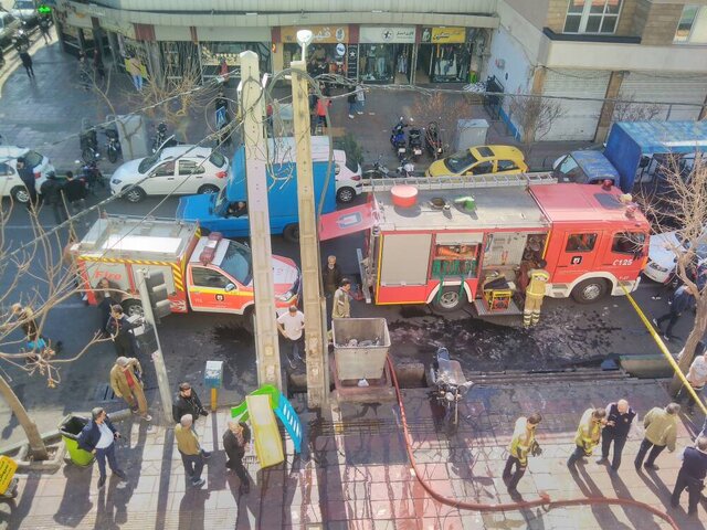 نجات ۱۳ تن از میان دود درپی حریق ساختمان اداری در سلسبیل