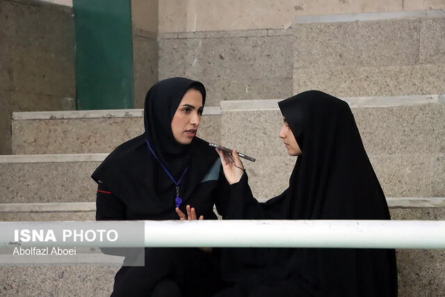 قهرمانی دختران هاکیباز مهریزی با چوبهای قرضی از قمیها