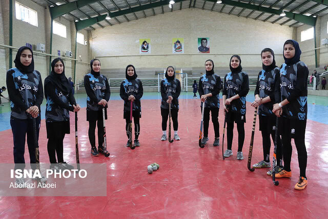 قهرمانی دختران هاکیباز مهریزی با چوبهای قرضی از قمیها