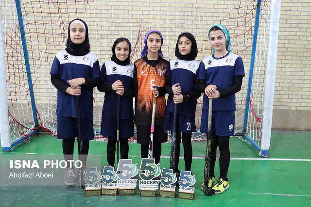 قهرمانی دختران هاکیباز مهریزی با چوبهای قرضی از قمیها