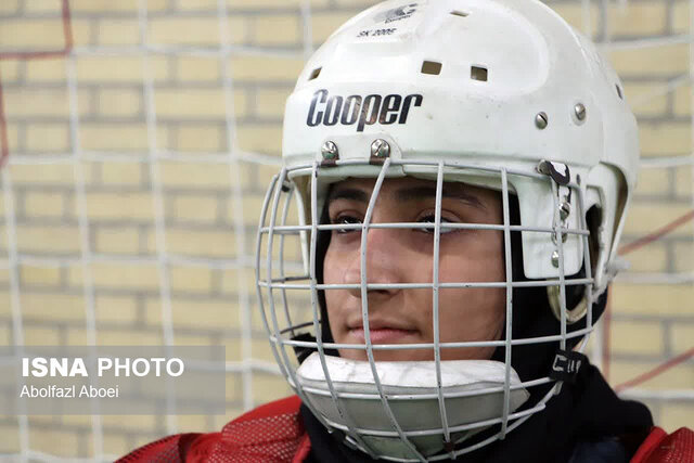 قهرمانی دختران هاکیباز مهریزی با چوبهای قرضی از قمیها