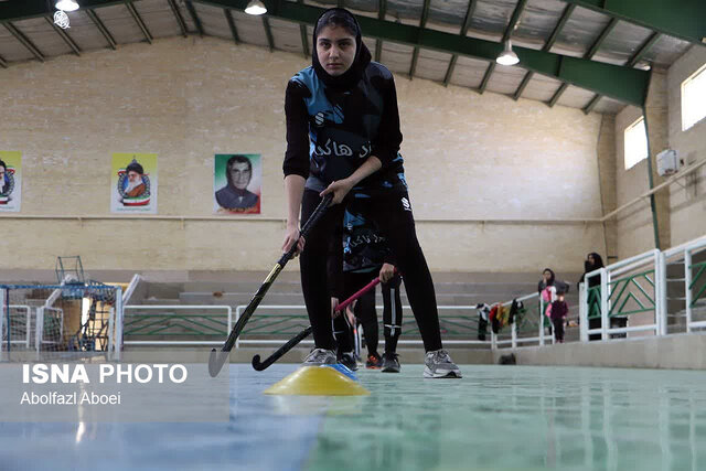 قهرمانی دختران هاکیباز مهریزی با چوبهای قرضی از قمیها