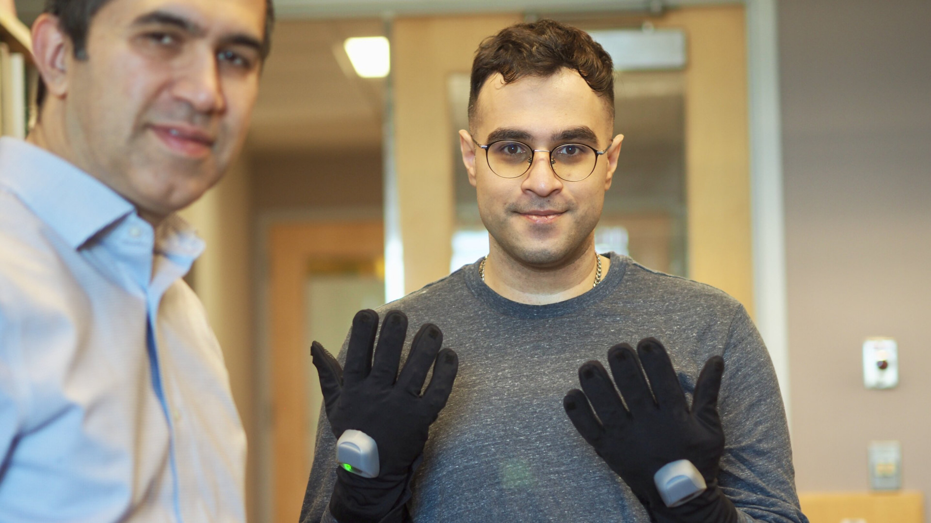 دستکش هوشمند دانشمندان ایرانی همه کاره است