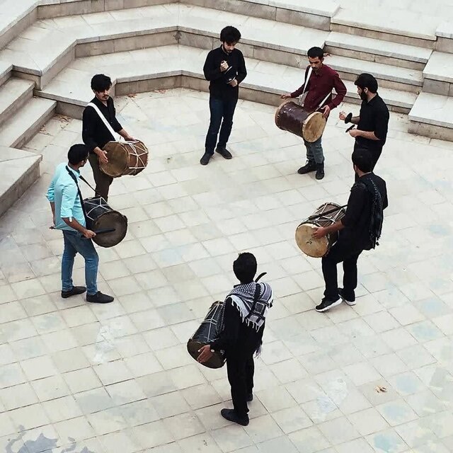 مراسم دمام زنی و چهارپایه خوانی در سطح شهر اصفهان «هیات هنر اصفهان» پاتوقی برای بچههای هنری