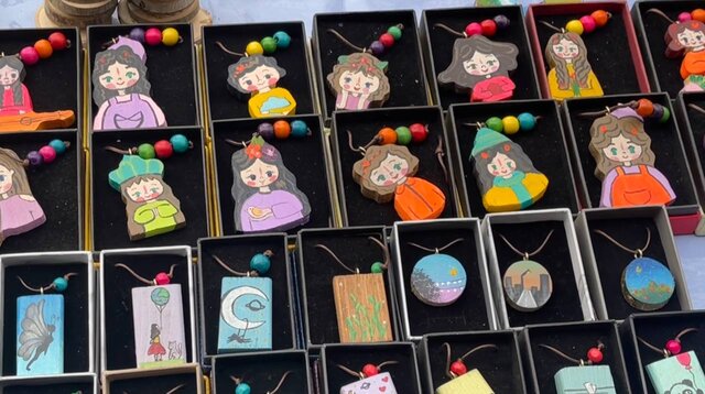 داستان دختری با دستان آبی و آدمهای خیابان انقلاب