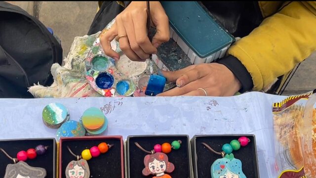 داستان دختری با دستان آبی و آدمهای خیابان انقلاب