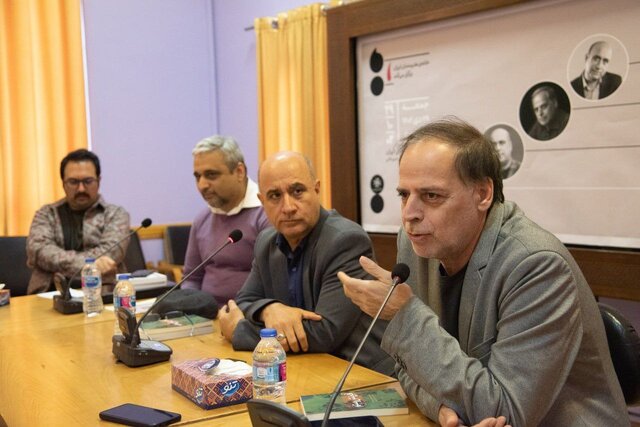 در شعرهای عاشقانه نیز منظر سیاسیام پنهان است