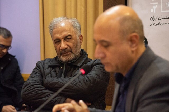 در شعرهای عاشقانه نیز منظر سیاسیام پنهان است