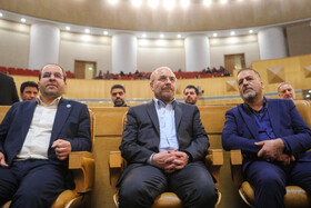 محمد باقر قالیباف، رئیس مجلس شورای اسلامی، محمد مقیمی رئیس دانشگاه تهران و حسین قناعتی رئیس دانشگاه علوم پزشکی تهران در دهمین همایش ملی و دومین همایش بینالمللی ترویج اخلاق حرفهای و مسئولیتپذیری اجتماعی