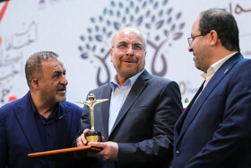 محمد مقیمی رئیس دانشگاه تهران، محمد باقر قالیباف، رئیس مجلس شورای اسلامی و حسین قناعتی رئیس دانشگاه علوم پزشکی تهران در دهمین همایش ملی و دومین همایش بینالمللی ترویج اخلاق حرفهای و مسئولیتپذیری اجتماعی