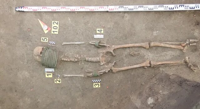 کشف گورستان هزارساله با حلقه و سطل کشف گورستان هزارساله با حلقه و سطل