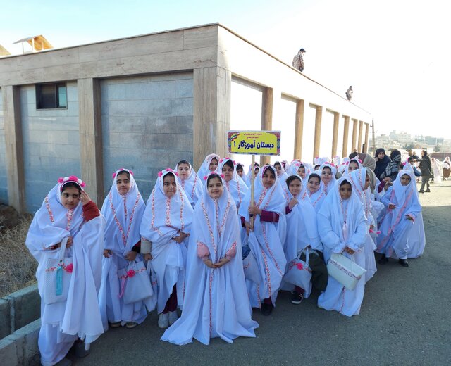 تربیت صحیح مهم ترین وظیفه والدین در سن تکلیف دانشآموزان است