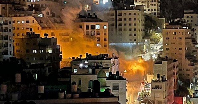 صهیونیستها خانه ۲ شهید فلسطینی را در الخلیل منفجر کردند صهیونیستها خانه ۲ شهید فلسطینی را در الخلیل منفجر کردند