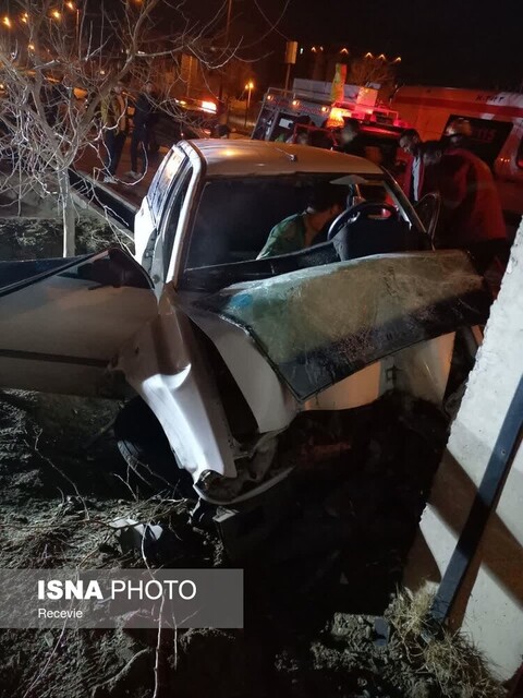 ۲ مصدوم حاصل برخورد شدید خودرو با تیر برق