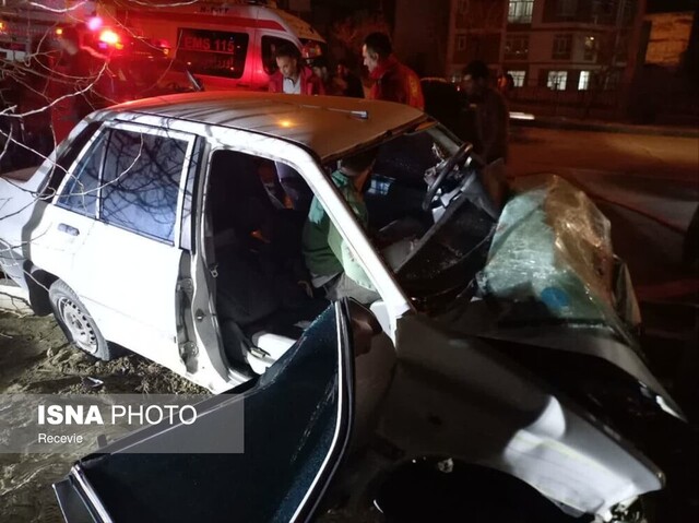 ۲ مصدوم حاصل برخورد شدید خودرو با تیر برق