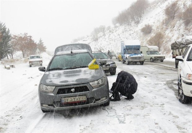 امکان تردد با زنجیر چرخ در برخی محورهای آذربایجان غربی امکان تردد با زنجیر چرخ در برخی محورهای آذربایجان غربی