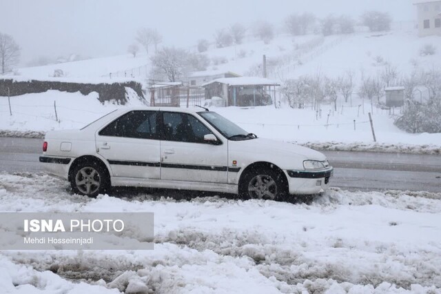 بارش برف در گردنه حیران آستارا / راهداران آماده باش هستند