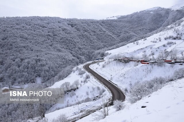 بارش برف در گردنه حیران آستارا / راهداران آماده باش هستند