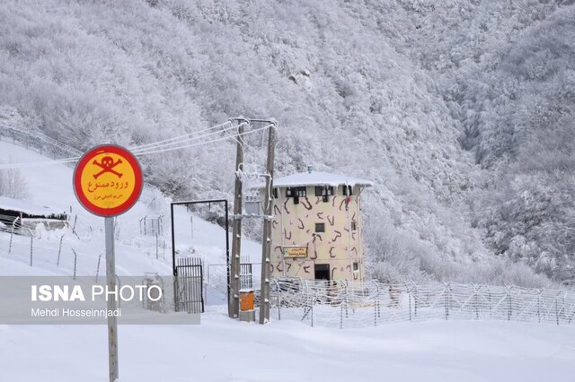 بارش برف در گردنه حیران آستارا / راهداران آماده باش هستند
