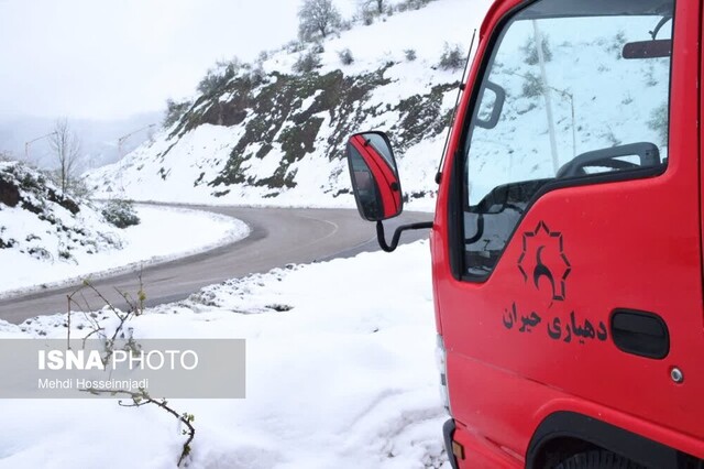 ارسال ۷ هزار قرص نان به مناطق برفگیر آستارا /فراخوانی امداد آفرود سواران به خودروهای گرفتار