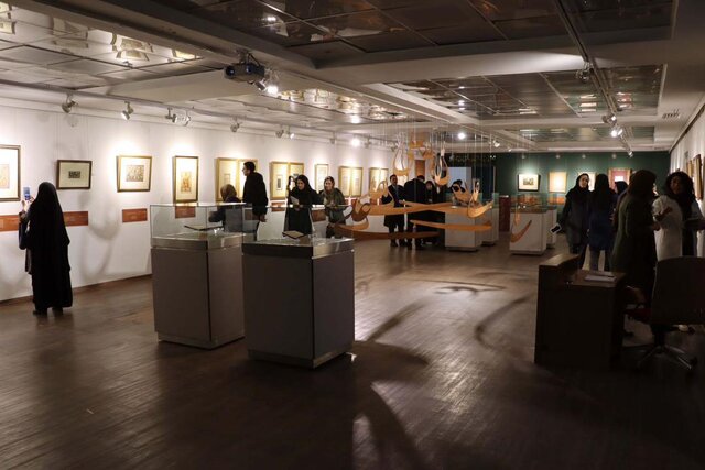 عکس خبر تزیینی است نمایش آثار هنرمندی که ۱۰۰۰ مسجد را کتبیهنگاری کرد