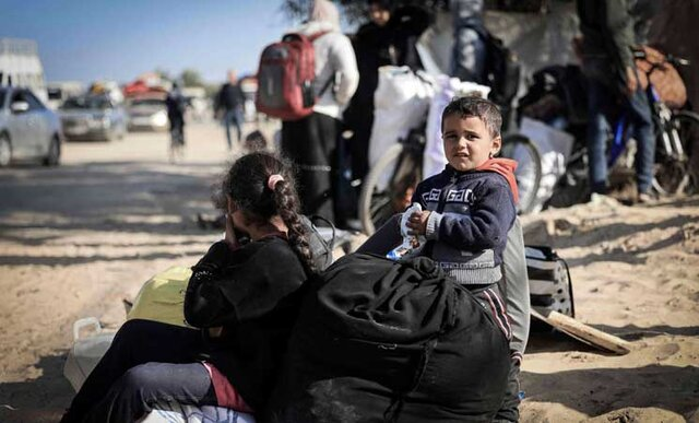 شلیک مستقیم به غیرنظامیان حتی با داشتن پرچم سفید/ آوارگی هزاران فلسطینی زیر آتش مداوم