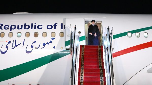 رئیسی بامداد پنجشنبه وارد تهران شد
