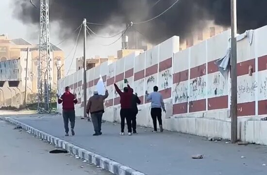 شلیک مستقیم به غیرنظامیان حتی با داشتن پرچم سفید/ آوارگی هزاران فلسطینی زیر آتش مداوم
