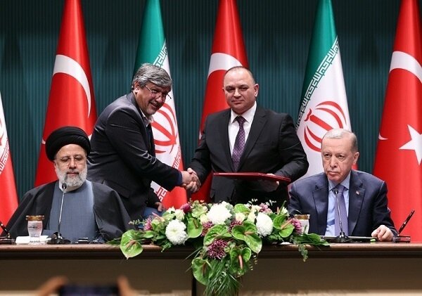 قرارداد اتصال شبکه برق ایران و ترکیه امضا شد