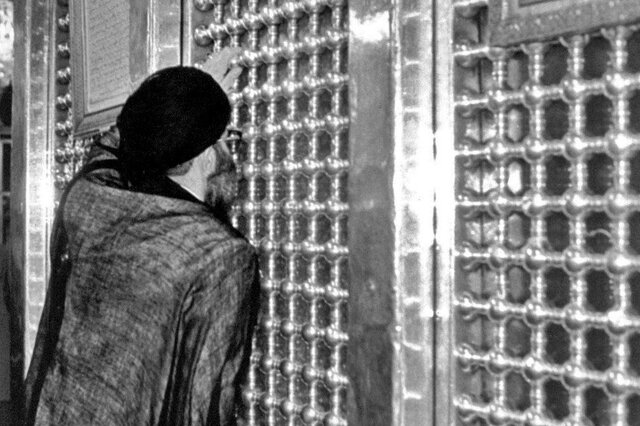 تصاویر تاریخی تشرف رهبر انقلاب به حرم حصرت زینب(س)