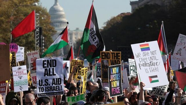 تجمع ده‌ها تن از حامیان فلسطین مقابل منزل بلینکن