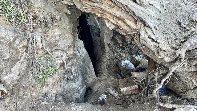 بی‌خانمان‌های کالیفرنیا در کنار رودخانه غار حفر می‌کنند