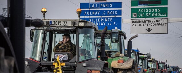 کشاورزان عصبانی در اطراف پاریس اردو زدند