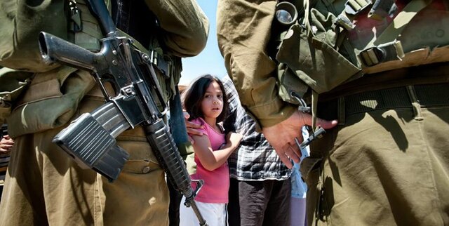 محاصره کودک ۷ ساله فلسطینی توسط تانک‌های رژیم صهیونیستی