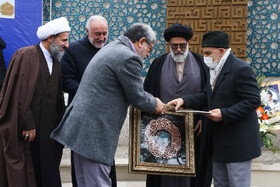 تقدیر از خانواده شهدا در مراسم گرامیداشت یوم الله ۱۲ بهمن در تهران