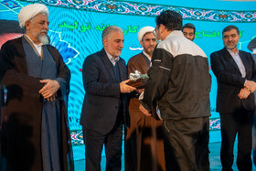 تقدیر از زندانیان تولیدکننده برگزیده در حاشیه مراسم افتتاح خط تولید موتور سیکلت در زندان لنگرود قم