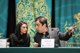 عباس جمشیدی فر و الناز حبیبی، بازیگر در نشست خبری فیلم تمساح خونی 