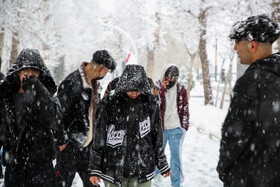خوشحالی مردم مشهد پس از بارش برف
