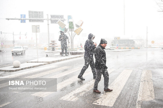 عکس تزئینی است. خدماتدهی نیروهای خدمات شهری در پی بارشها/ رصد وضعیت معابر از طریق دوربینها و نیروی انسانی