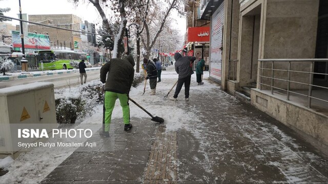 یخ زدایی معابر بجنورد با ۱۰۰ تن شن و نمک