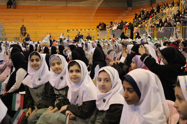 کودکان و نوجوانان در کنار والدین پای صندوقهای رأی حضور یابند