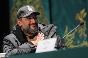 امیرحسین حداد طراح صحنه در نشست خبری فیلم صبحانه با زرافهها